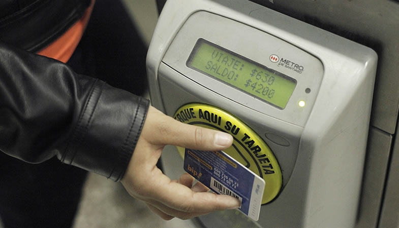 Metro asegura que saldos de Bip! vencidas "no quedan en sus cuentas", tras demanda de Conadecus